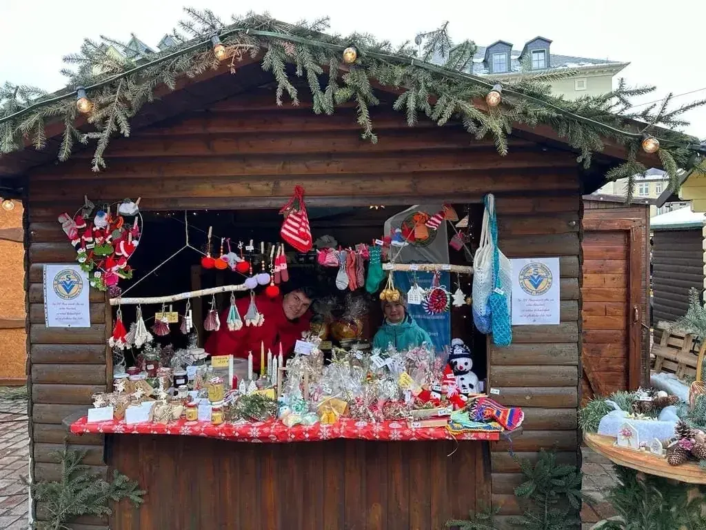 Schwimmer auf dem Weihnachtsmarkt in Plauen aktiv